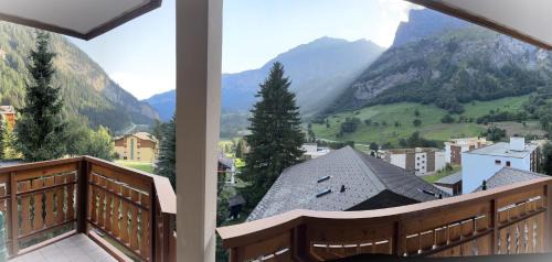 Two-Bedroom Apartment with Mountain View