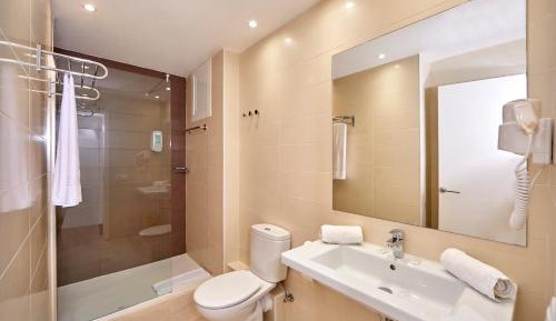 One-Bedroom Apartment with Balcony