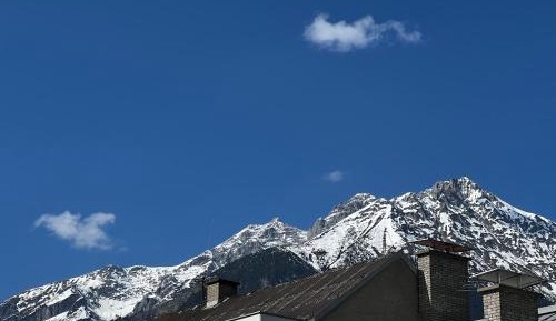 Apartment with Mountain View