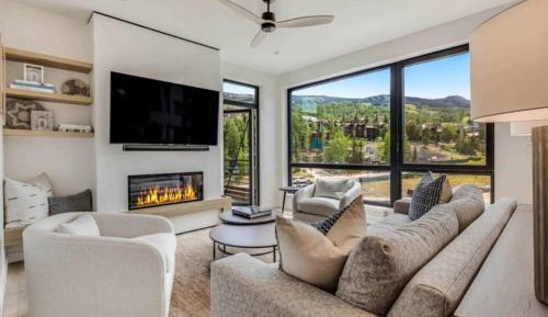 Three-Bedroom Apartment with Mountain View