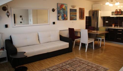 Luxury Three-Bedroom Apartment