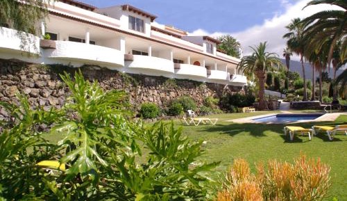 One-Bedroom Apartment with Sea View and Balcony