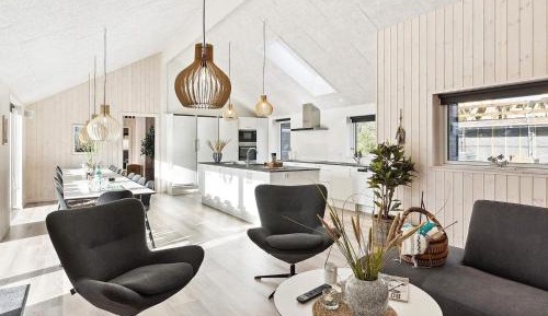 Eight-Bedroom Holiday Home