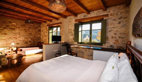 Deluxe Triple Room with Balcony and Fireplace 