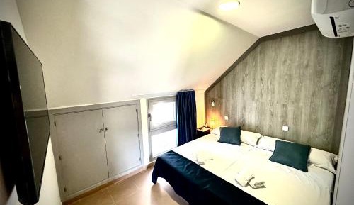 Deluxe Double Room (2 Adults + 1 Child)