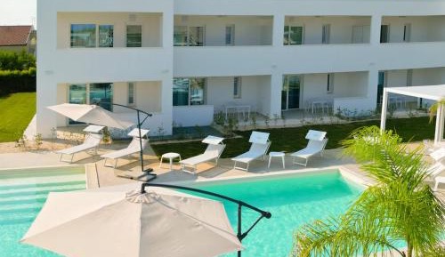 Apartment with Pool View 
