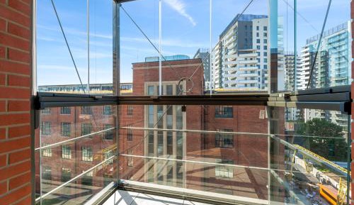 Four-Bedroom Apartment with Balcony 