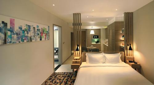 Studio Executive King