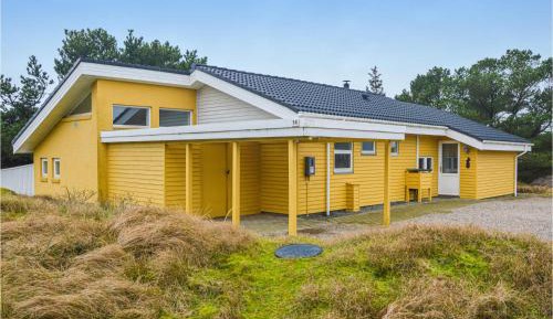 Three-Bedroom Holiday Home 