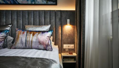 Deluxe one-bedroom