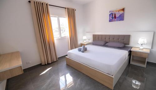 Two-Bedroom Deluxe Apartment with Balcony