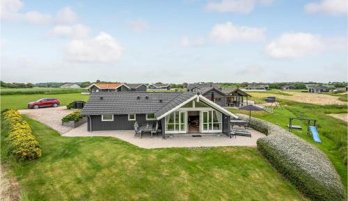 Three-Bedroom Holiday Home 