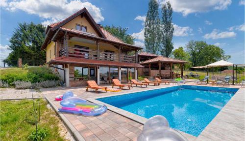 Four-Bedroom Holiday Home