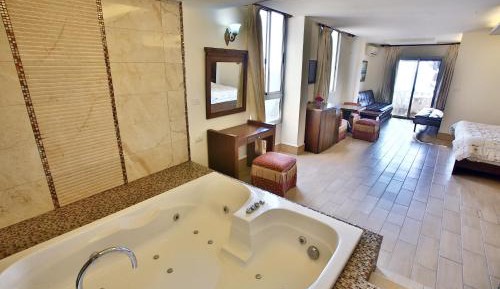 Deluxe Suite with Spa Bath