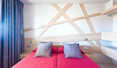  One-Bedroom Apartment with Sea View