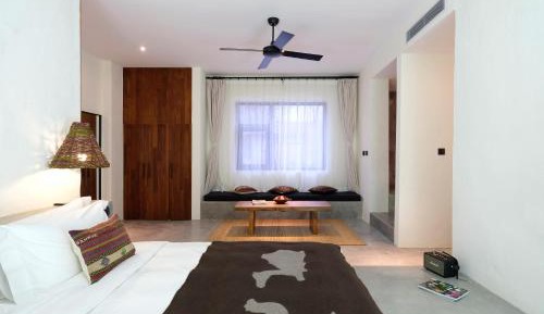 Queen Suite with Pool View