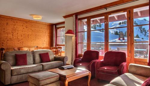 Four-Bedroom Apartment with Balcony 