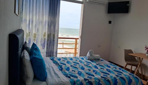 Deluxe Double Room with Side Sea View