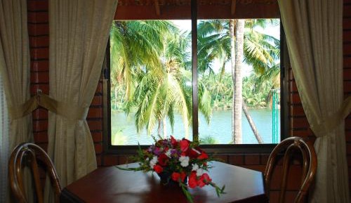 Deluxe Double Room (2 Adults + 1 Child)