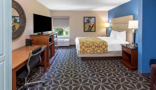 Queen Suite - Non-Smoking