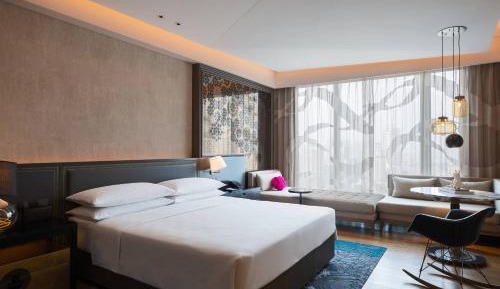 Deluxe Guest Room with King Bed