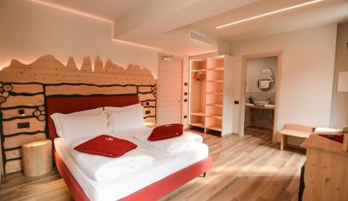 Suite with balcony and lake view