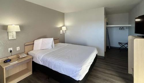 Queen Room - Disability Access - Non-Smoking