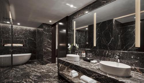 Standard King Room with Lounge Access