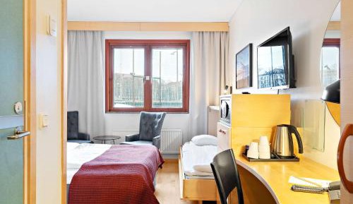 Standard Queen Room with Wall Bed 