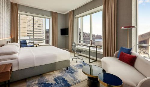Junior King Suite with M Club Lounge Access