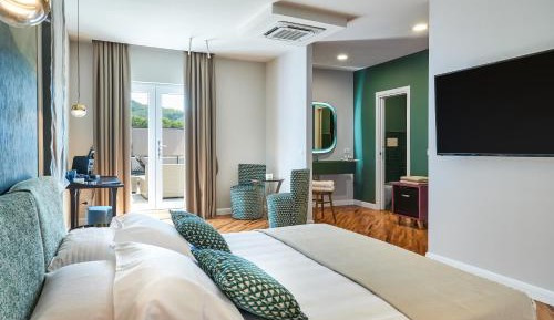 Suite with Pool View Terrace and Jacuzzi