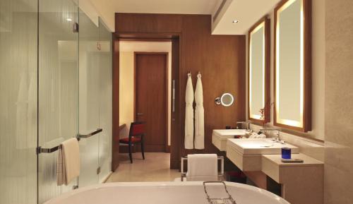 Deluxe Suite With Two Way Airport Transfers