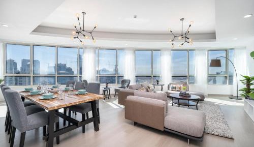 Luxury Family Four Bedroom Apartment with Balcony and Marina View