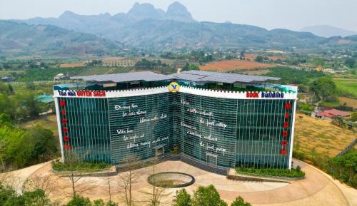 Apartment with Mountain View
