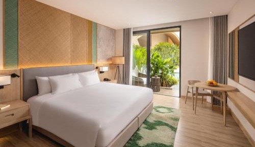 Superior King Room with Pool Access 