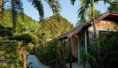 Bungalow with Garden View