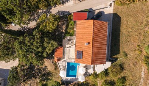 Three-Bedroom Holiday Home with Terrace and Sea View