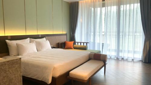 King Suite with Pool View