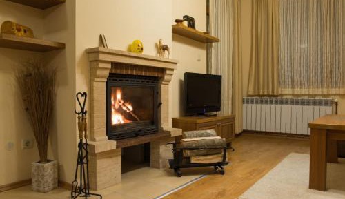 One-Bedroom Apartment with Fireplace - Pet Friendly