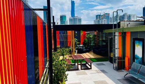 Deluxe Queen Room : Hassle Free Check-in / Free Wifi / Hourly Sanitization of Common Area / Gym & Rooftop Sky Garden Access