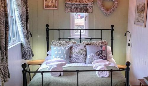 Deluxe Shepherds Hut