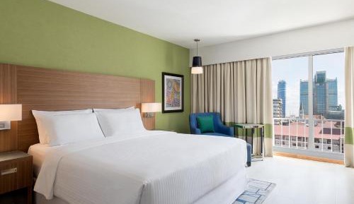 Deluxe, Guest Room, One Queen, Pool, City View