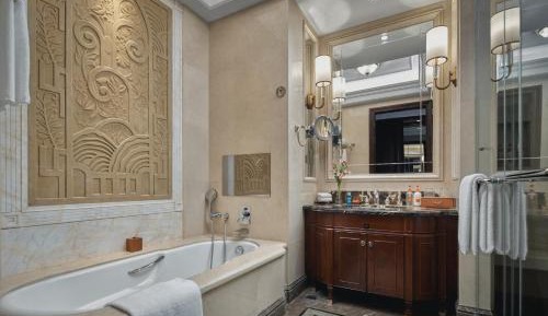 One-Bedroom King Suite with Lake View