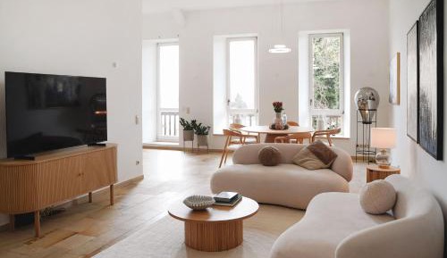 Apartment with Mountain View