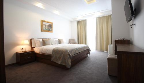 Deluxe Double Room (2 Adults + 1 Child)