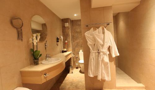 One-Bedroom Suite with Balcony