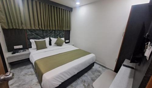 Deluxe Double Room (2 Adults + 1 Child)