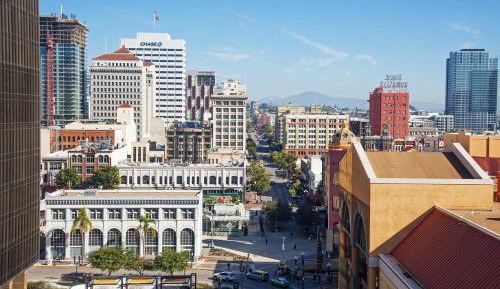 Deluxe King Room - Mid Floor/Hearing Accessible