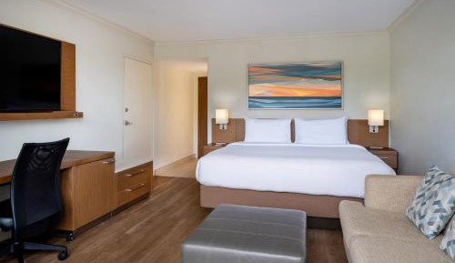 Guest room, 1 King (Mobility and Hearing Accessible w/Roll-in Shower)
