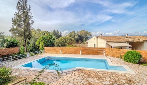 Apartment with Pool View 